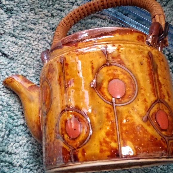 Tan Flowered Teapot with 5 cups - Picture 2 of 9